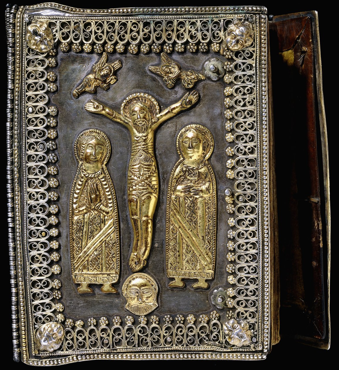 Encadernação de prata dourada, representando a crucificação de Cristo, com a Santa Mãe de Deus e Santa Maria em ambos os lados de Armenian School