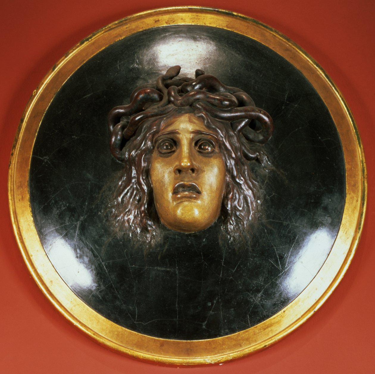 Escudo Medusa (relevo de gesso pintado) de Arnold Böcklin