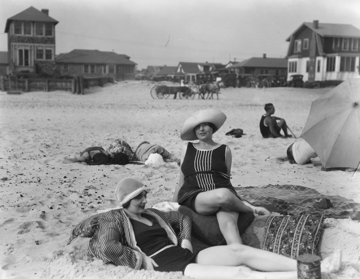 Duas mulheres em Long Beach, Nova York, 1910 de Arnold Genthe