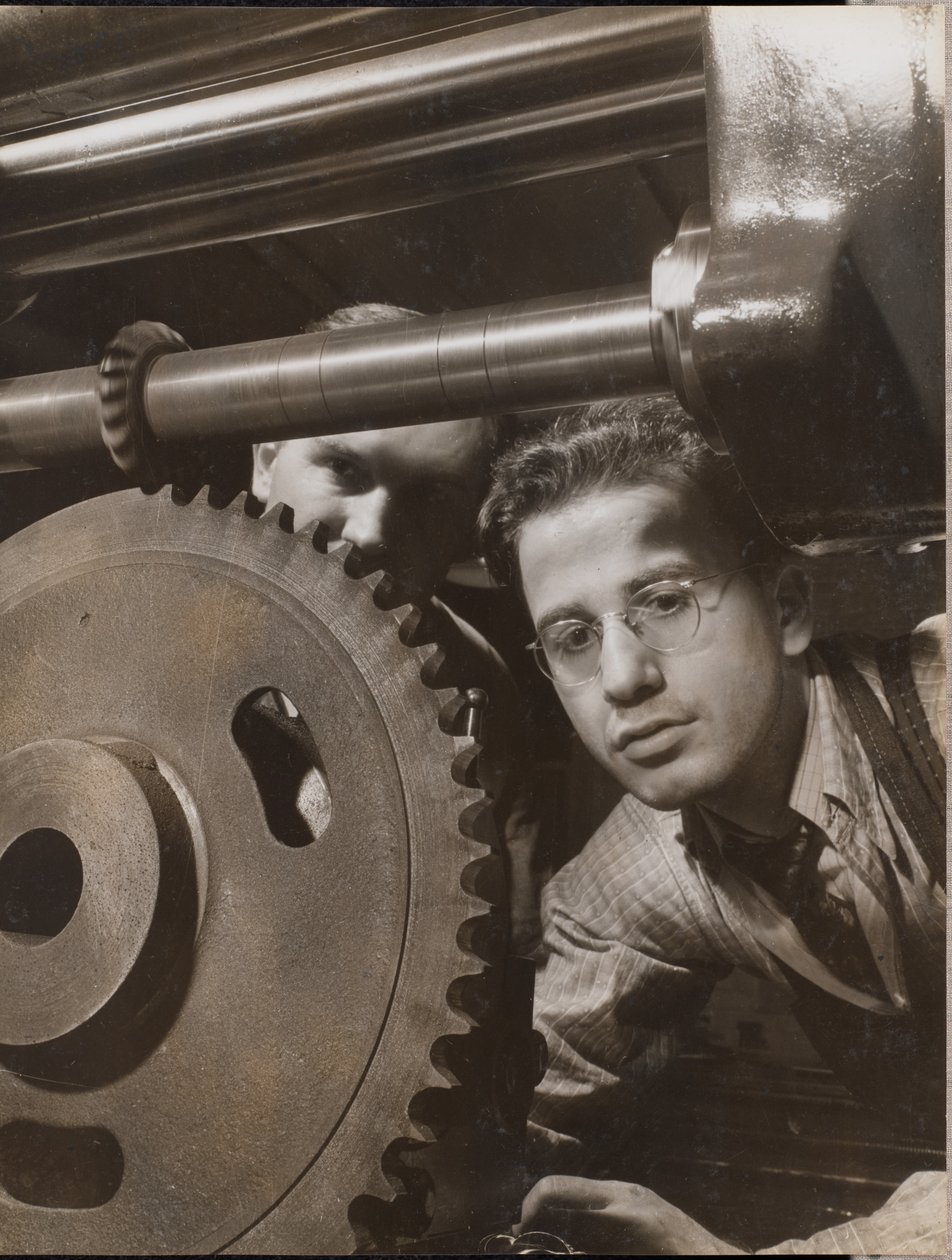 [Grande plano de um homem a trabalhar com uma grande engrenagem]. de Arnold Eagle