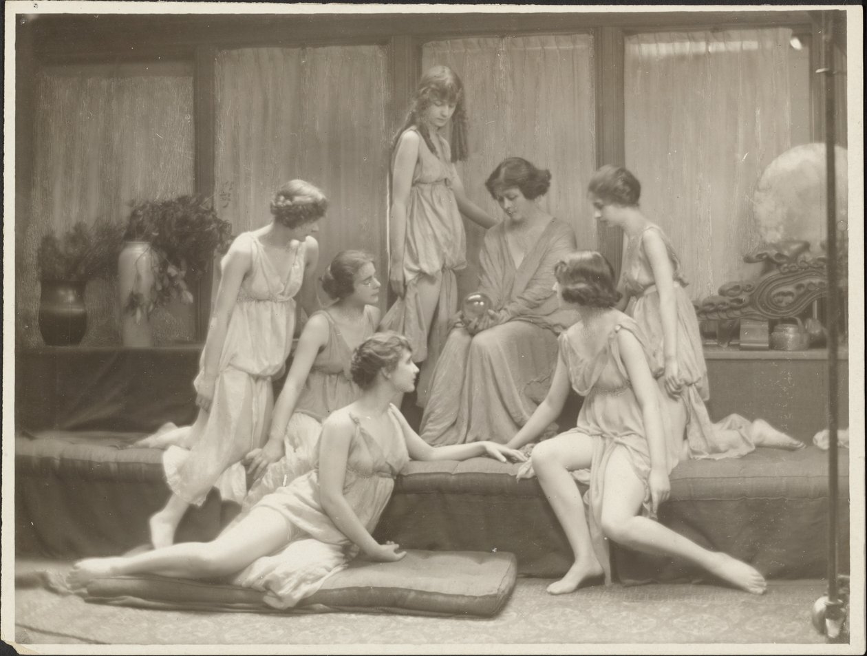 [Isadora Duncan e Grupo]. de Arnold Genthe