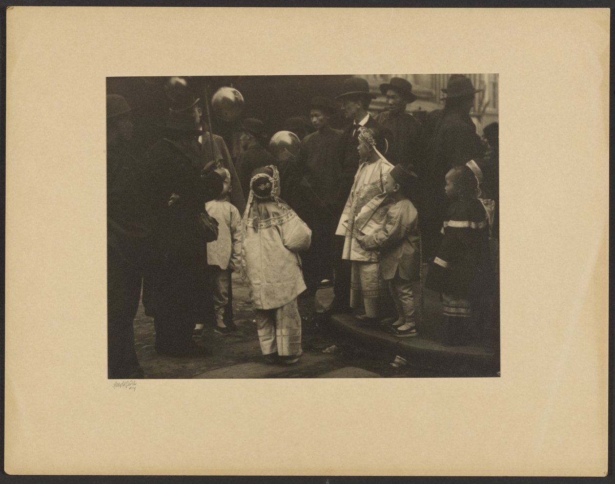 [Desfile, Chinatown] de Arnold Genthe