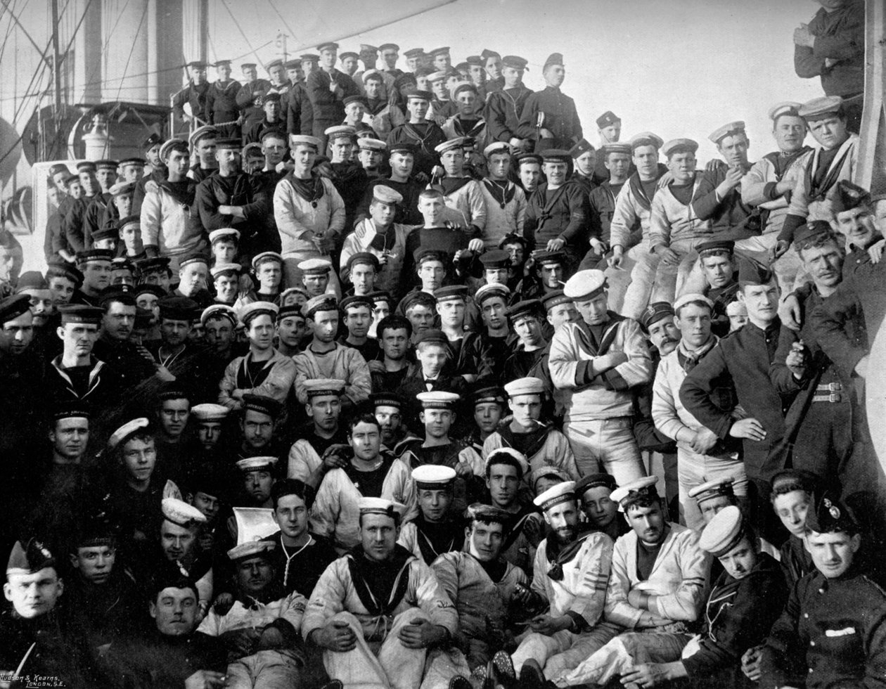 A empresa do cruzador de primeira classe, HMS Imperieuse, 1896 de Arthur Debenham