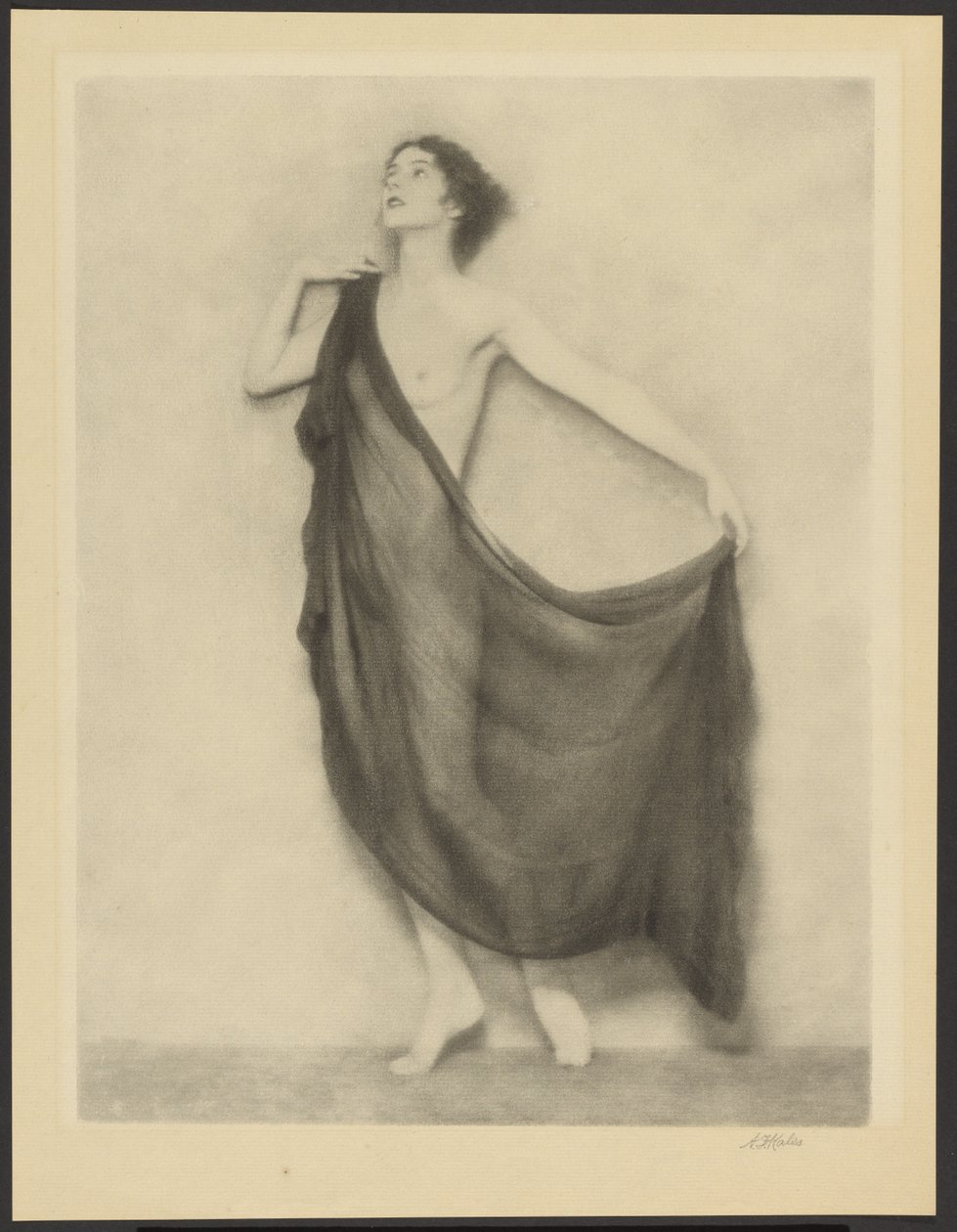 [Nu feminino drapeado em pé sobre um fundo nu]. de Arthur F. Kales