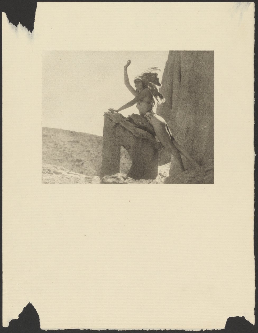 [Mulher vestida com trajes de índia no deserto]. de Arthur F. Kales
