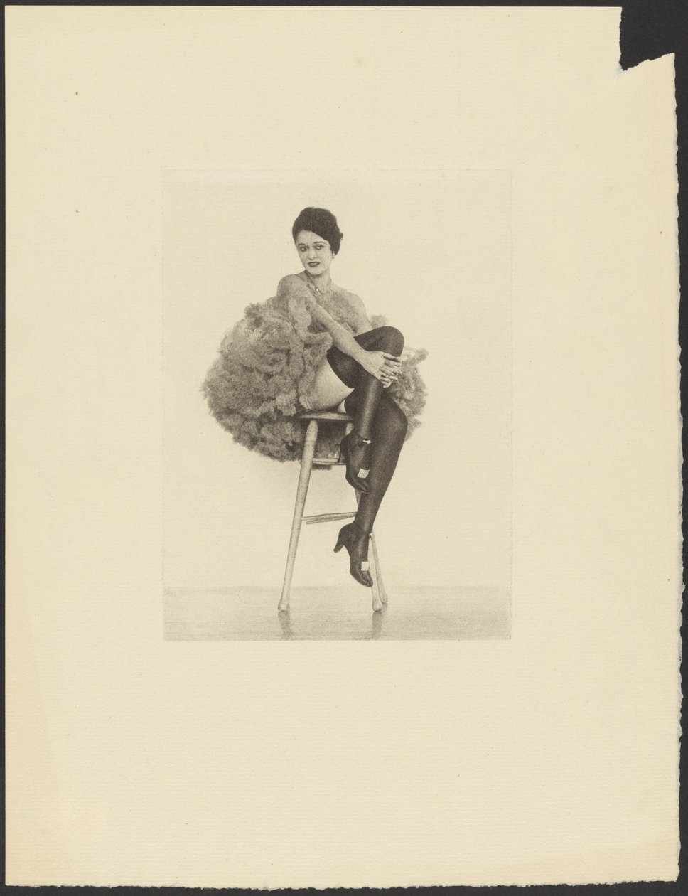 [Mulher em traje de lata sentada num banco]. de Arthur F. Kales