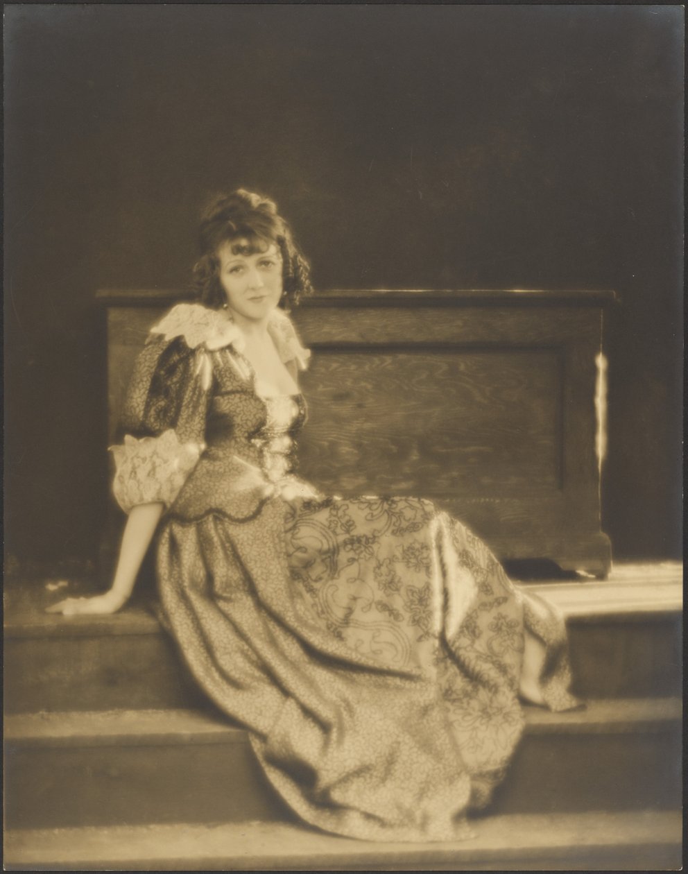 [Mulher com vestido de camponesa]. de Arthur F. Kales