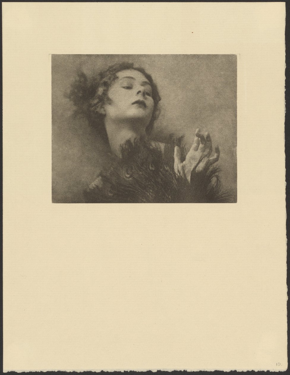 [Mulher com leque de penas de pavão]. de Arthur F. Kales