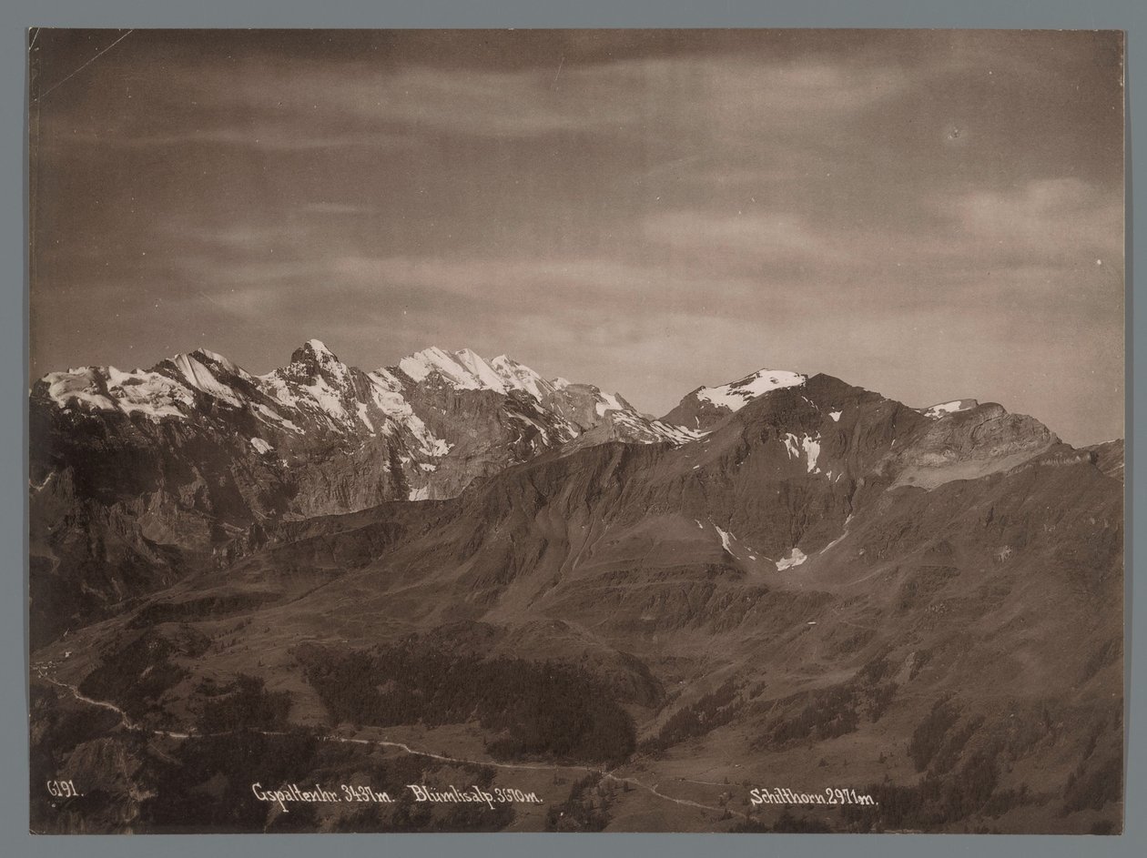 Vista do Gspaltenhorn, do Blüemlisalp e do Schilthorn nos Alpes Berneses
Panorama da Jungfraukette (título da série) de Arthur Gabler