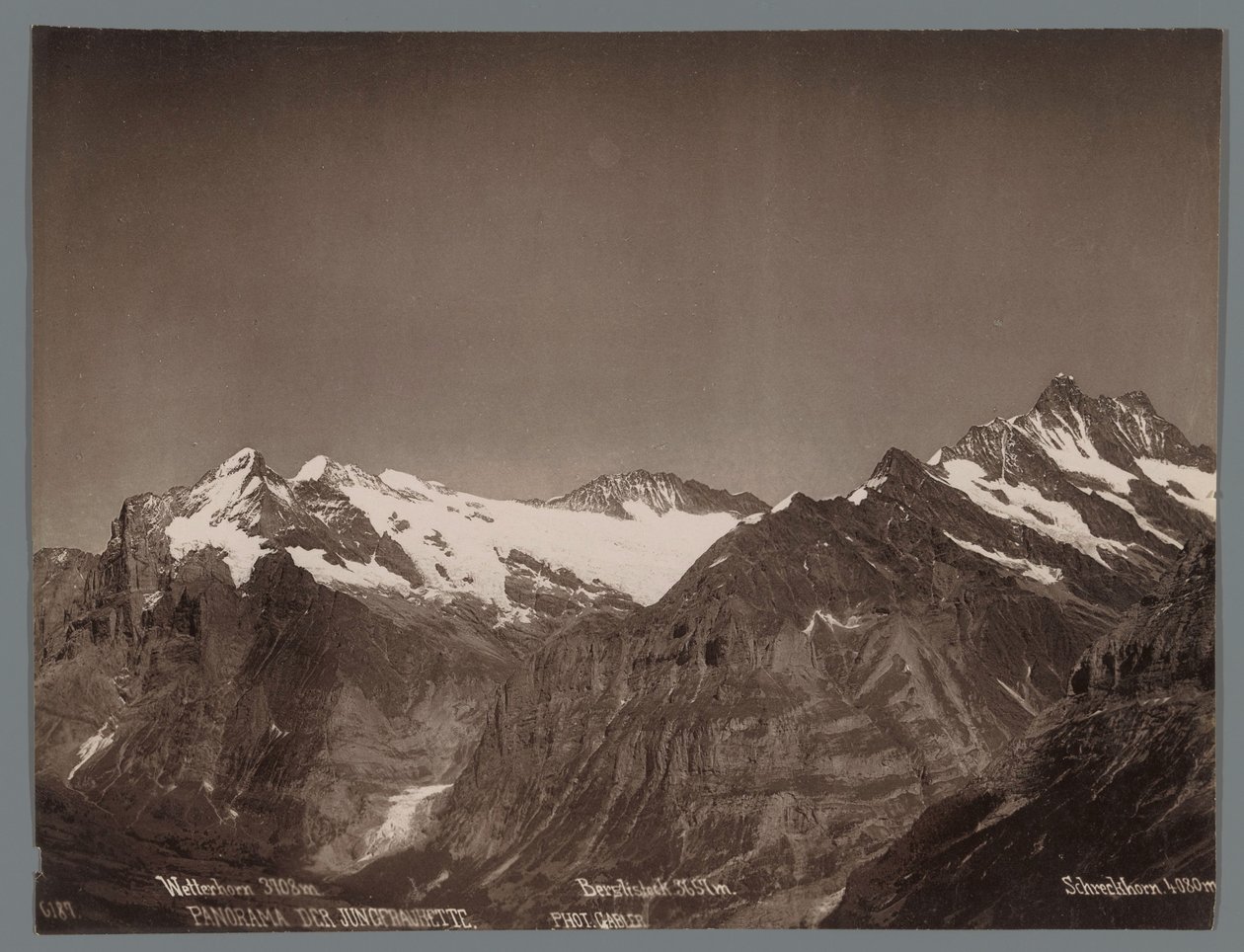 Vista do Wetterhorn, Berglistock e Schreckhorn nos Alpes Berneses
Panorama da Jungfraukette (título da série sobre o objecto) de Arthur Gabler