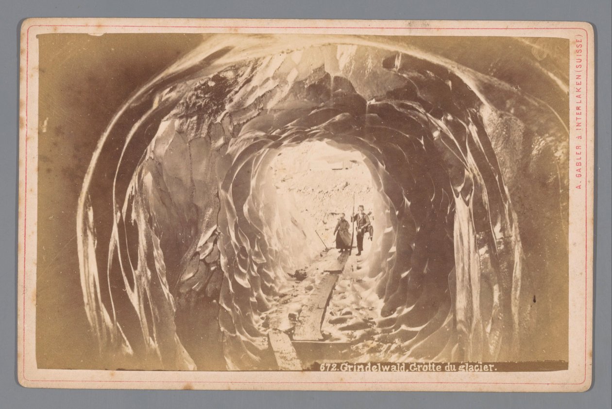 Pessoas em uma caverna na geleira Grindelwald na Suíça Grindelwald. Cave of the Glacier (título no objeto) de Arthur Gabler