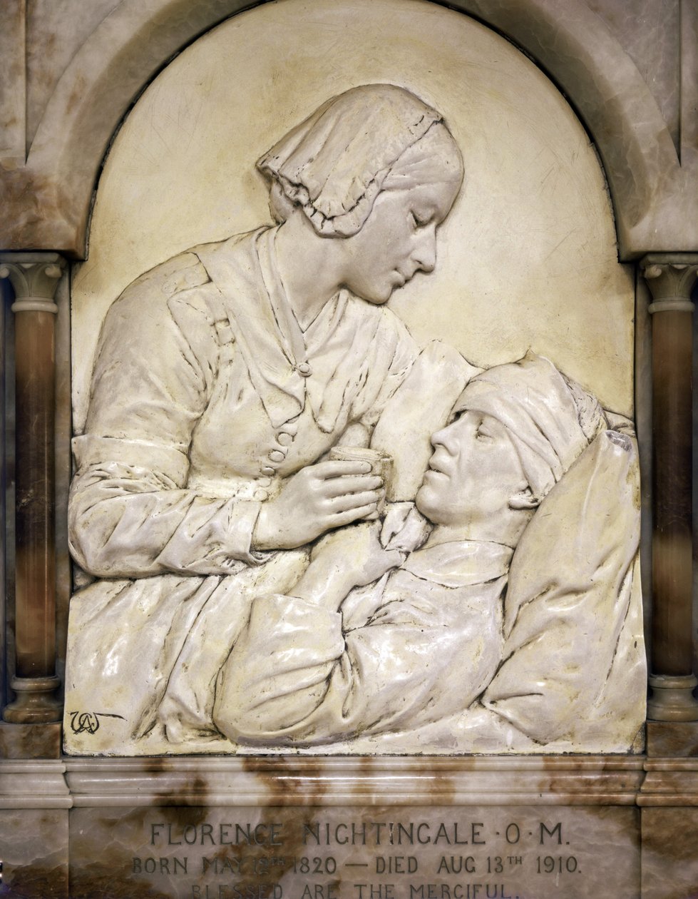 Florence Nightingale a confortar um ferido (relevo em estuque e baixo-relevo) de Arthur George Walker
