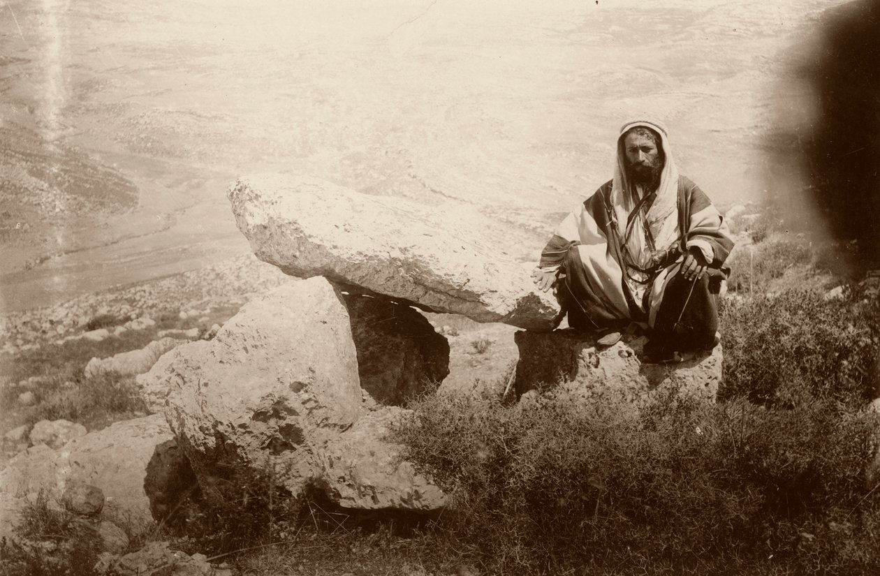 Dólmen e homem, a oeste de Hesban (Heshban), 1881 de Arthur M. Mantell