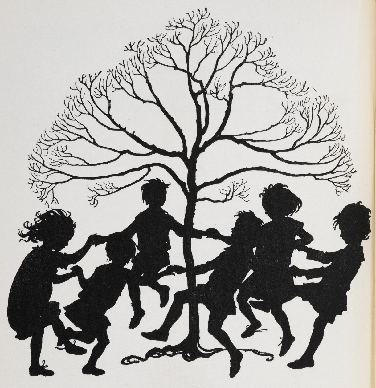 Silhueta de crianças a dançar à volta de uma árvore. de Arthur Rackham