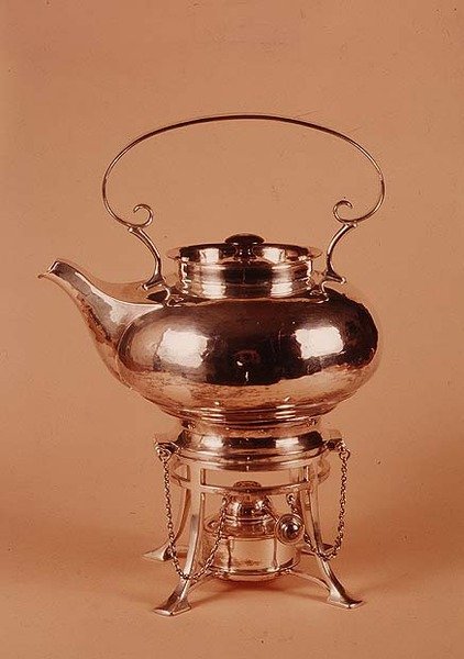 Chaleira e queimador de espíritos, fabricado pela Birmingham Guild of Handicraft, c.1905-10 (cobre folheado a prata) de Arthur Stansfield Dixon