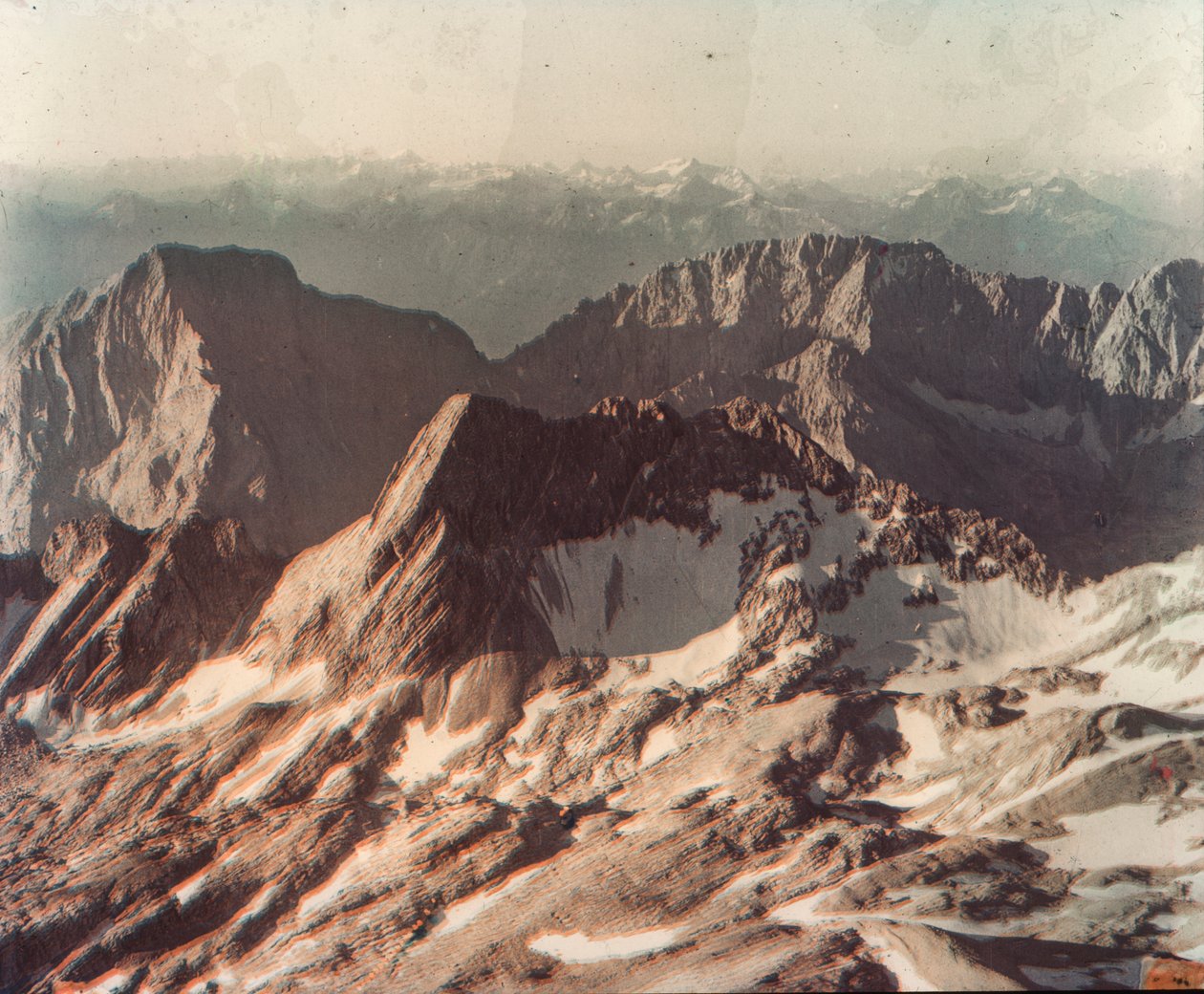 Fotografia aérea de montanhas alpinas fotografadas numa placa de vidro utilizando... de Arthur Traube