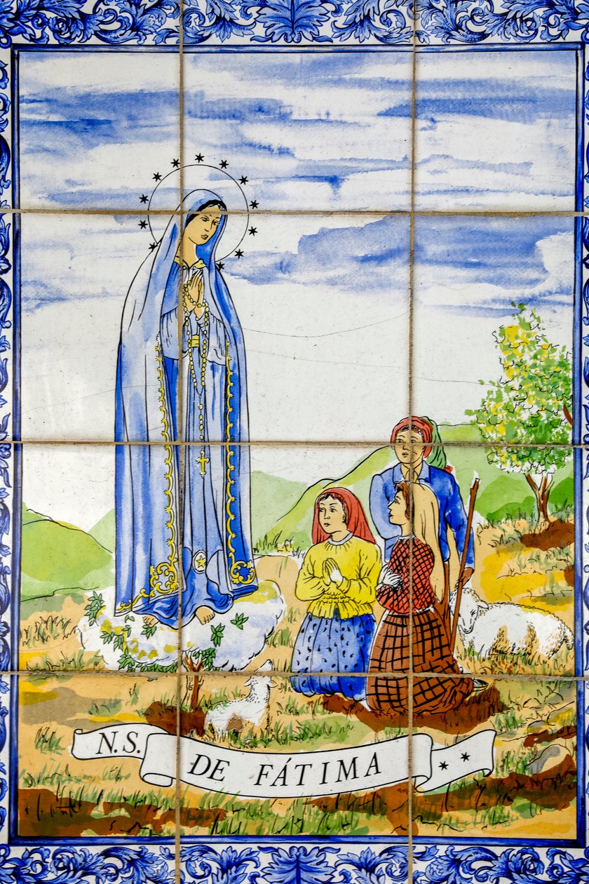 Mosaico de Fátima na igreja do mosteiro católico arménio de Nossa Senhora, Bzommar, 2022 (foto) de Artist Unknown