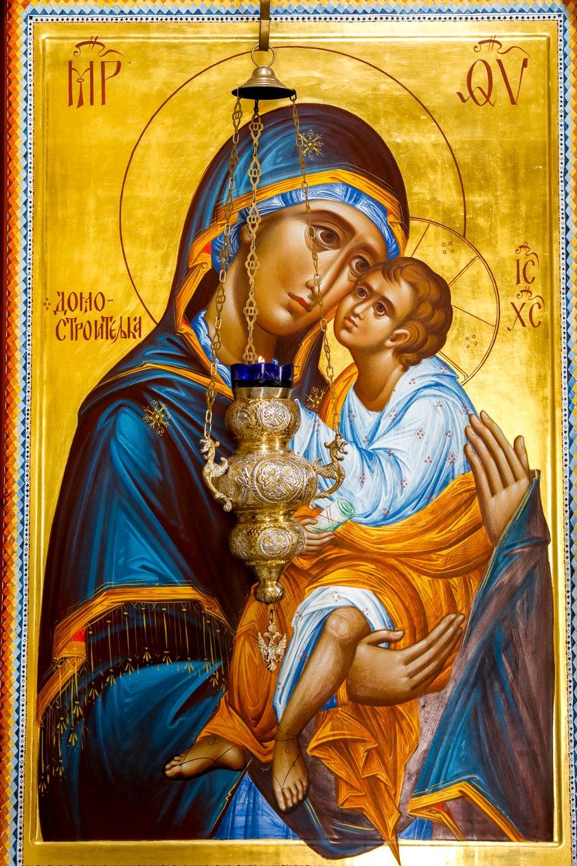 Ícone e lâmpada na igreja do mosteiro ortodoxo de Manasija, perto de Despotovac, Sérvia 2022 (foto) de Artist Unknown