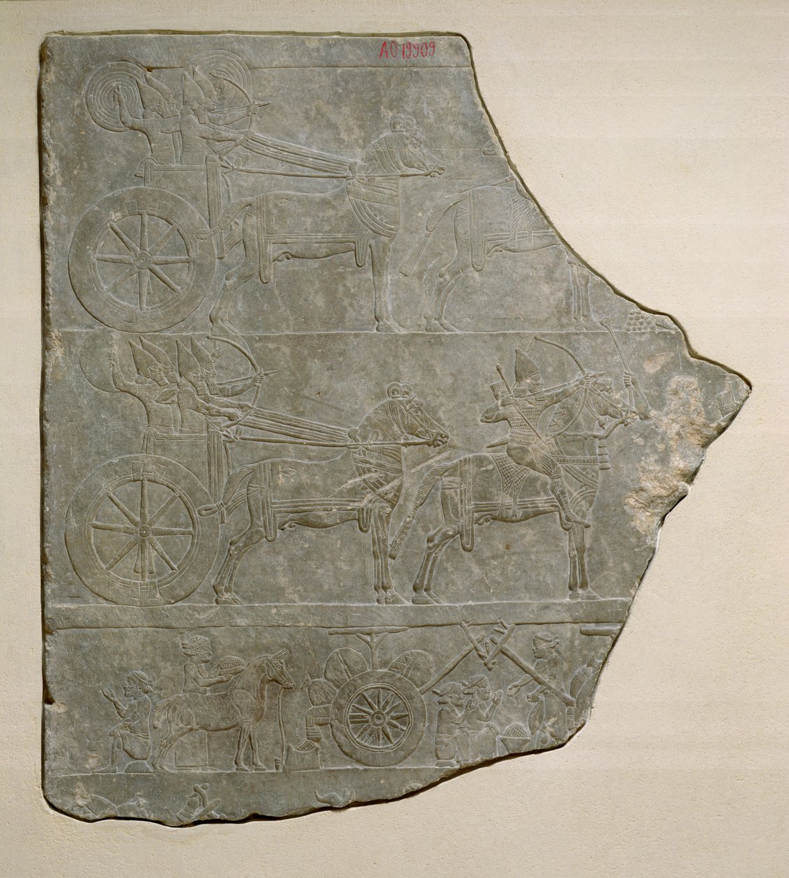 Fragmento de um relevo representando o exército assírio em batalha e em repouso, do Palácio de Assurbanipal em Nínive de Assyrian