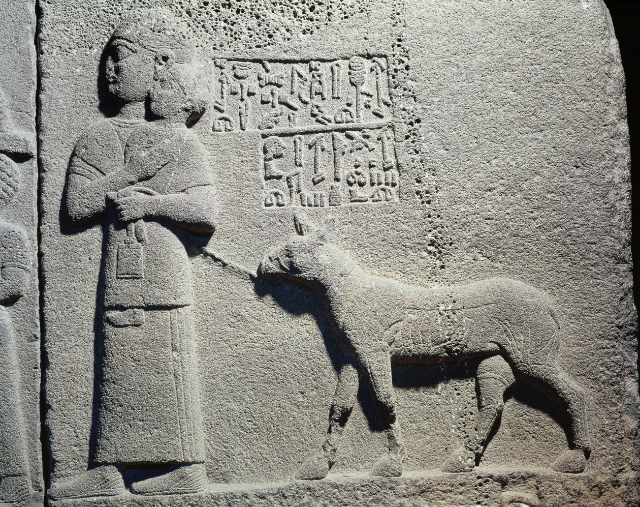 Rainha ou ama de leite carregando Tuwarsais, o filho mais novo do rei Araras, Carquemis, neo-hitita (basalto) de Assyrian