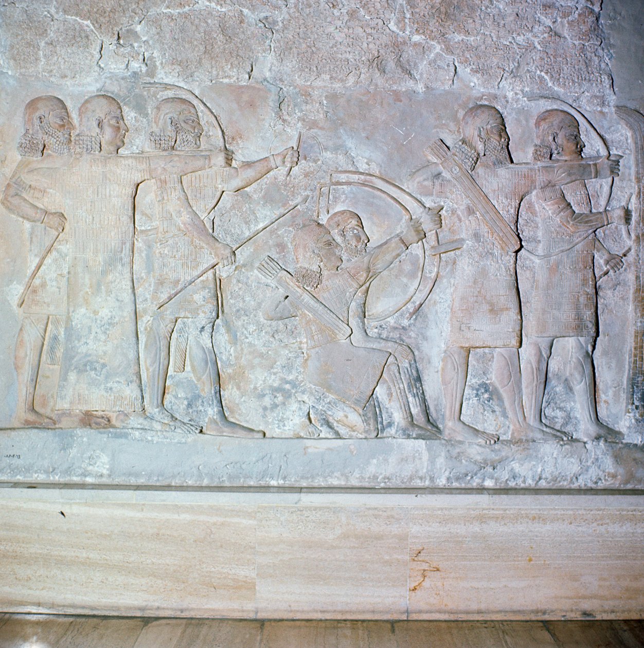 Relevo retratando arqueiros, do Palácio de Sargão II em Khorsabad, Iraque de Assyrian