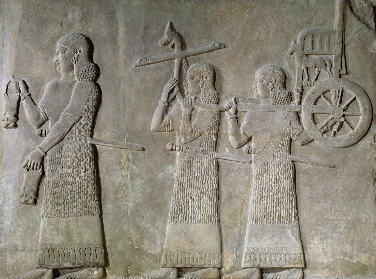 Relevo retratando servos que transportam embarcações de beber e a carruagem real, do Palácio de Sargão II em Khorsabad, Iraque de Assyrian