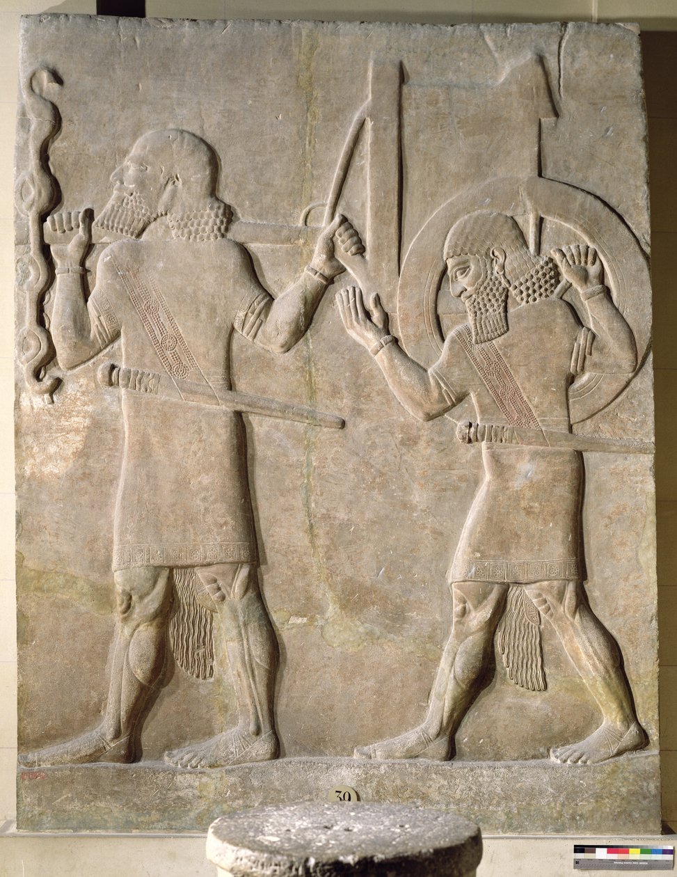 Relevo retratando dois soldados carregando o carro de guerra do rei, do Palácio de Sargão II, Khorsabad, Iraque (gipsita) de Assyrian