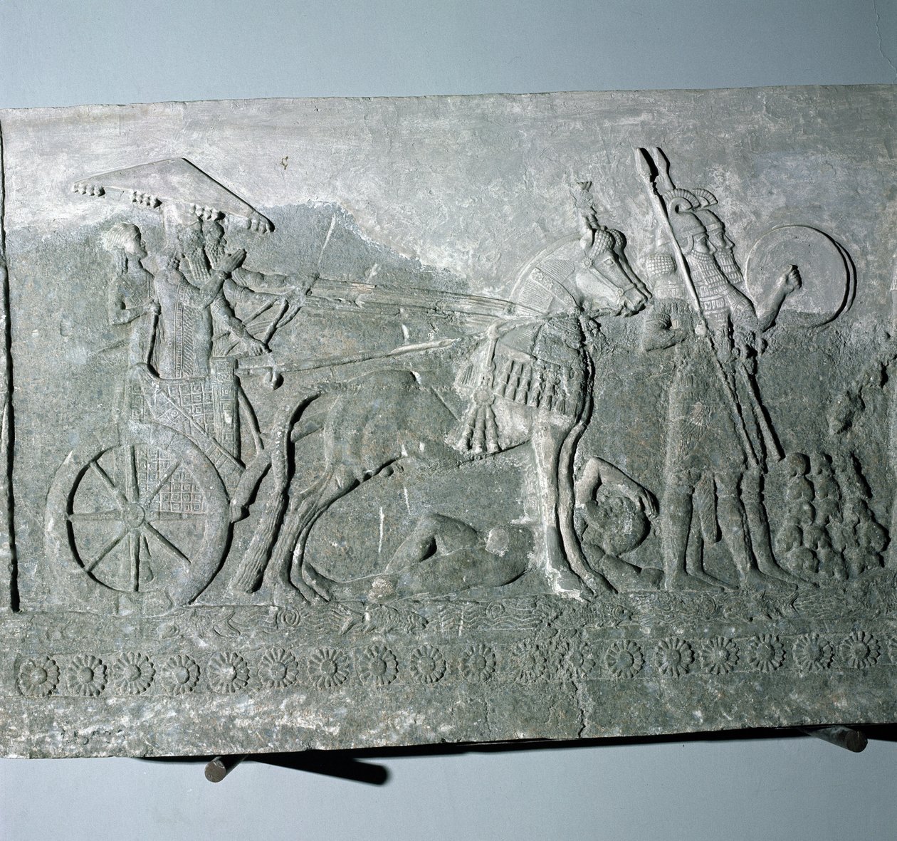 Sargão II (721-705 aC) em uma Biga de Batalha, do Palácio de Sargão II em Khorsabad, Iraque de Assyrian