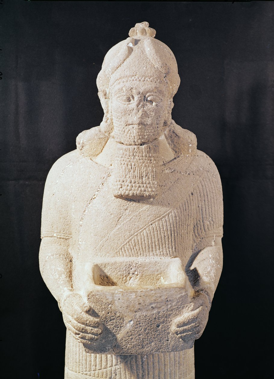 Estatueta de um homem carregando uma caixa, de Arslan Tach, na Síria (detalhe) de Assyrian