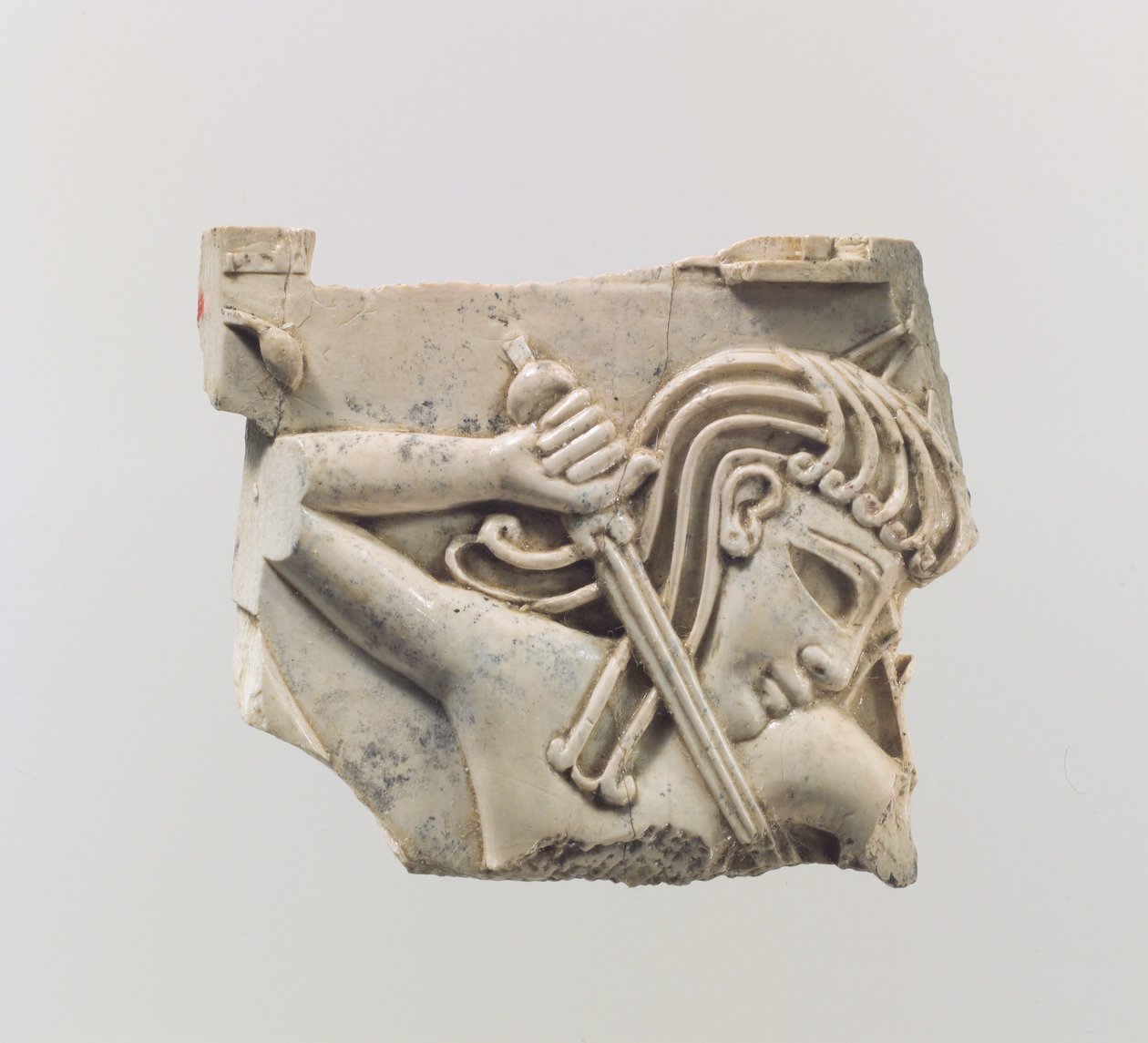 Placa de mobília cloisonné com uma figura segurando uma espada, c. Séc. 9 a 8 a.C. (marfim) de Assyrian