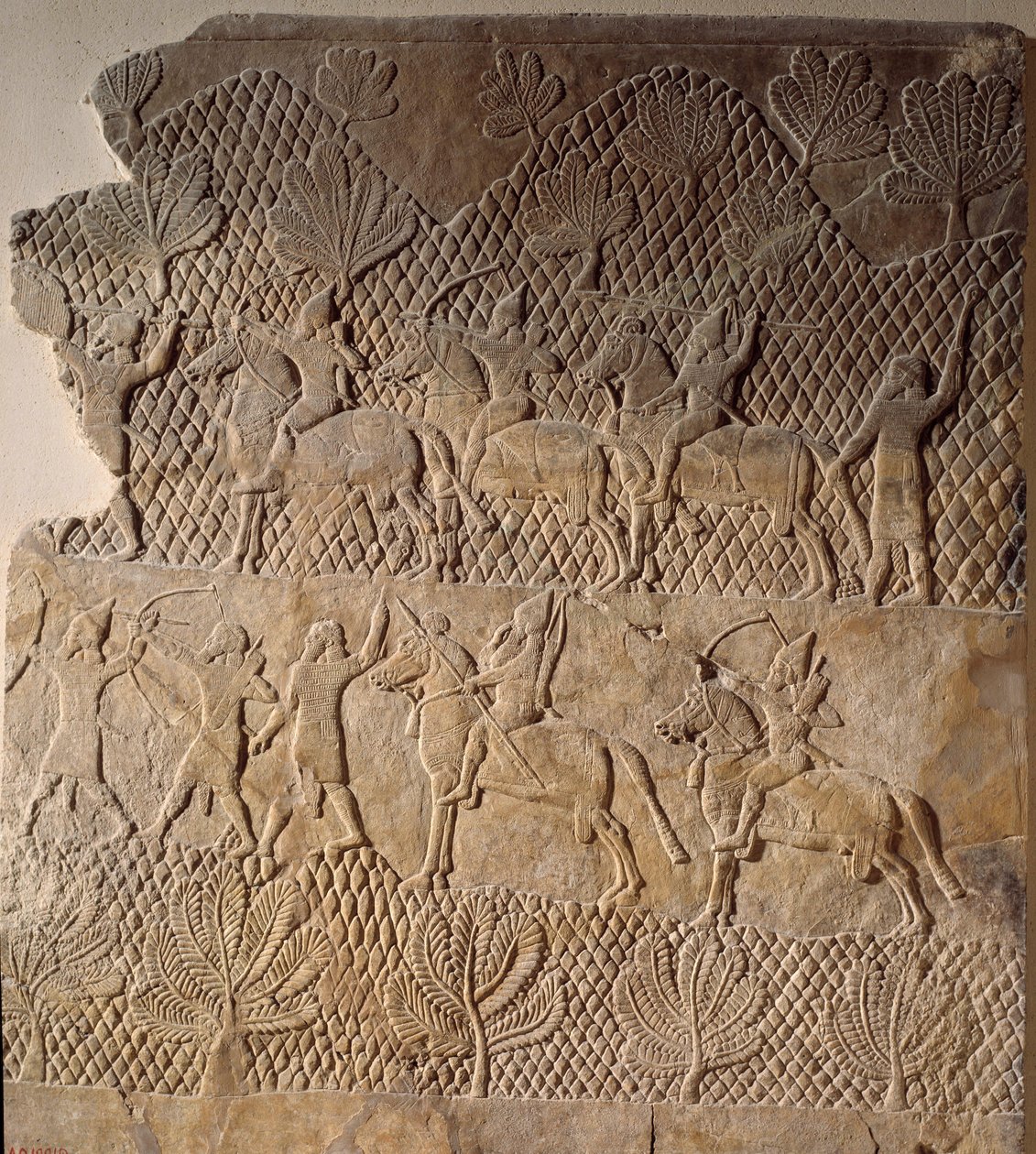 Arte oriental da antiguidade: cena de batalha. Baixo relevo do Palácio Assurbanipal, Assíria (século VII a.C.). Paris, Musee Du Louvre de Assyrian