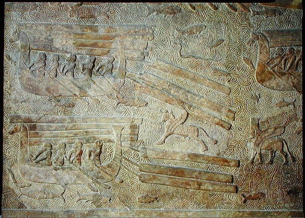 Relevo retratando navios transportando madeira, do Palácio de Sargão II, Khorsabad, Iraque de Assyrian