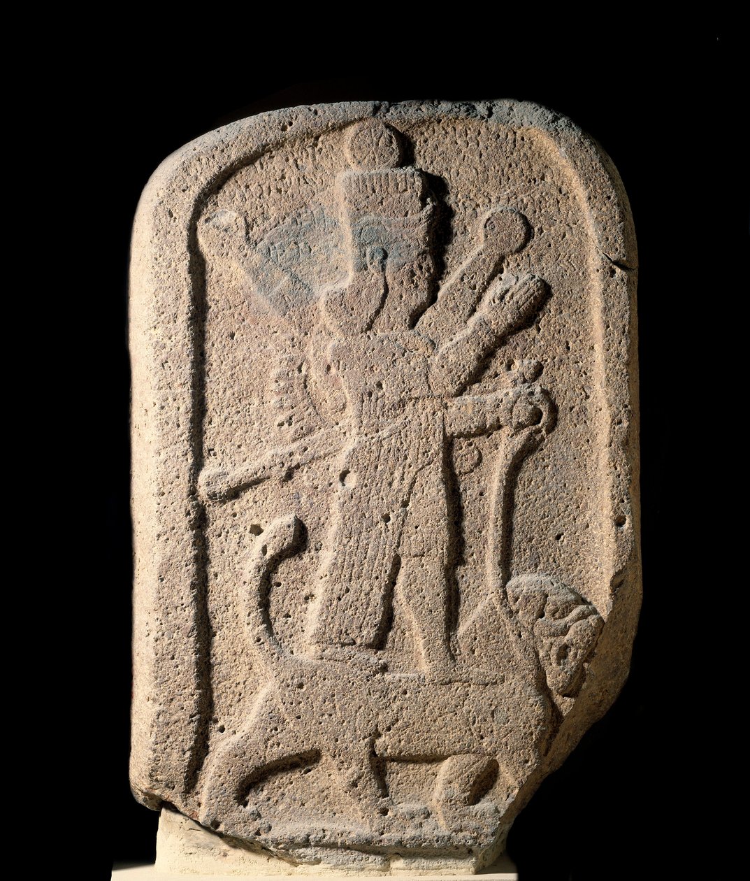 Stele representando a deusa Ishtar de Arbeles segurando um leão. Relevo de basalto do período Neo-Assírio (1000-612 a.C.) do século VIII a.C. Paris, Museu do Louvre de Assyrian