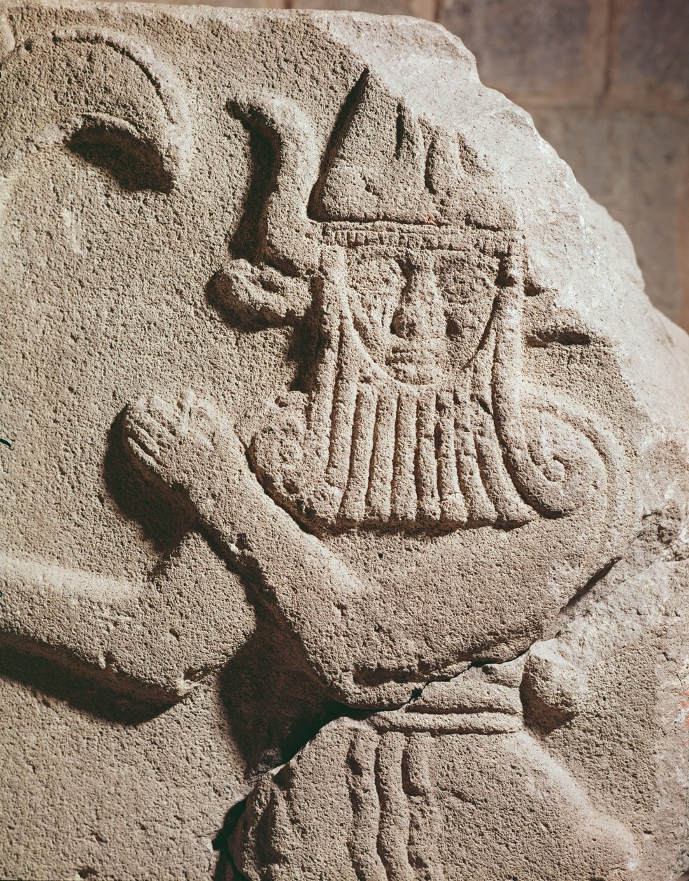 Relevo retratando um ídolo hitita, do século XI a IX aC de Assyrian School