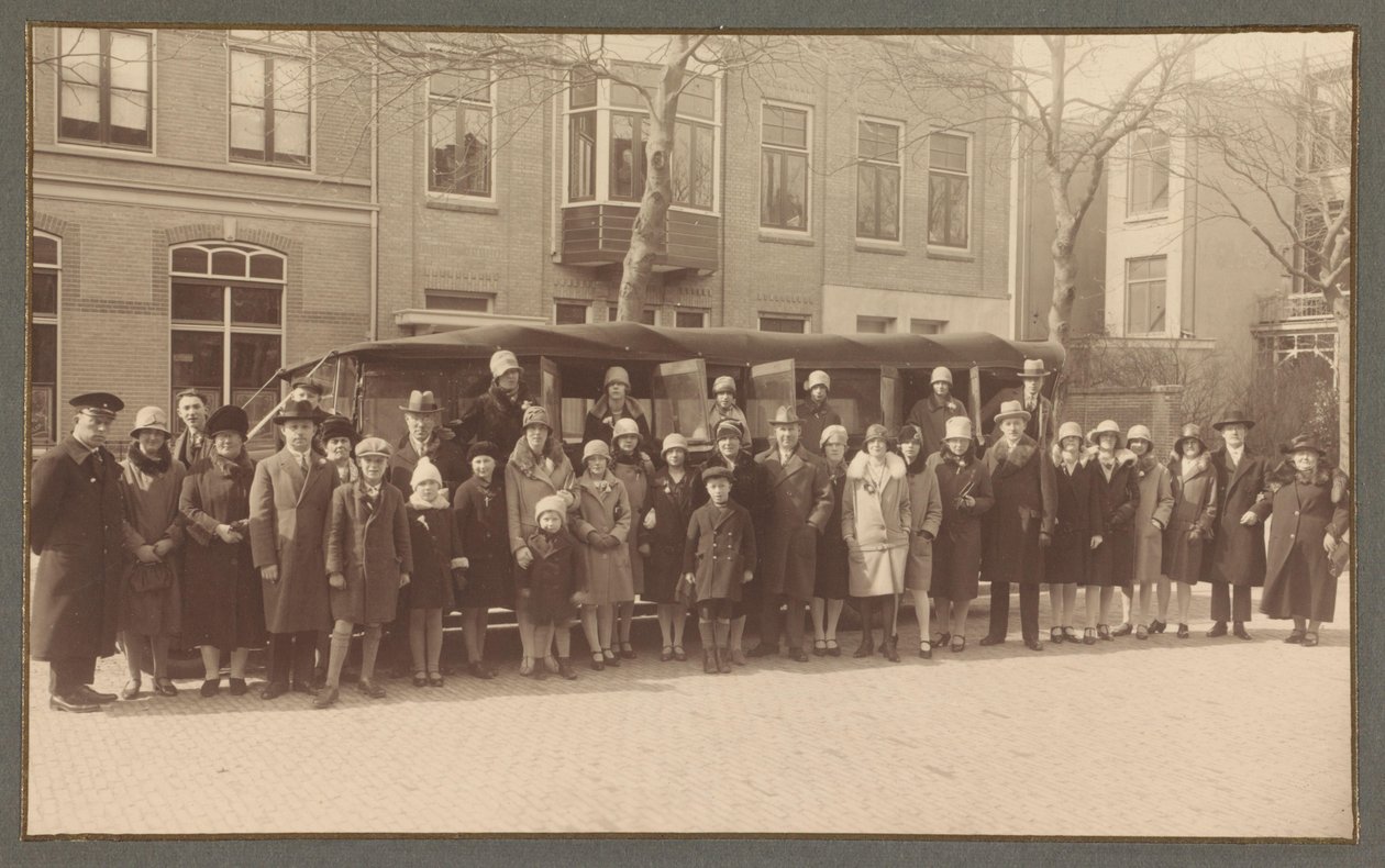 Retrato de grupo de funcionários da fábrica de guarda-chuvas 