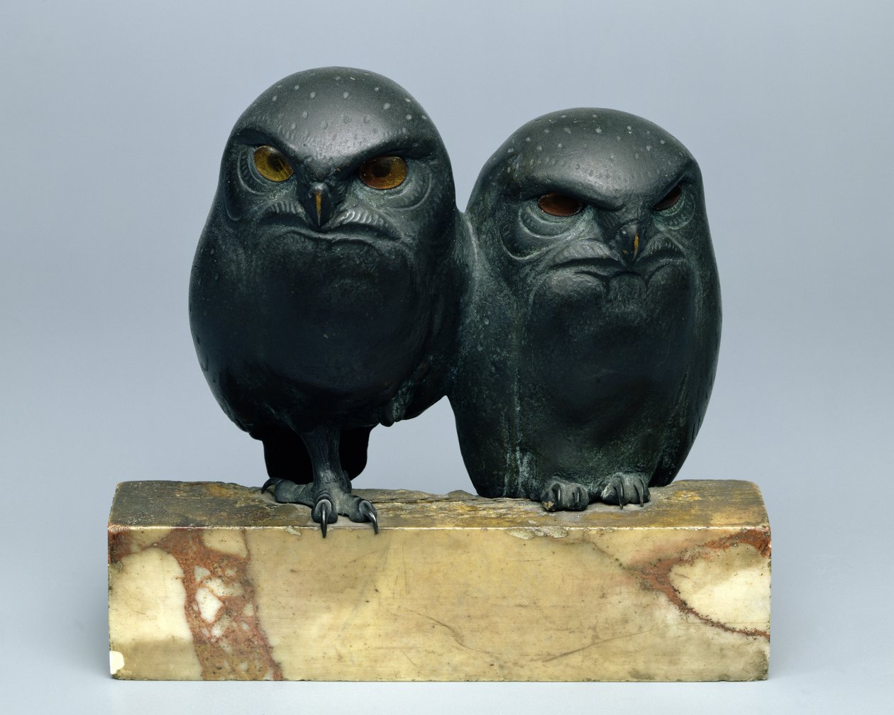 Duas corujas, 1903-04 (bronze e ônix) de August Gaul