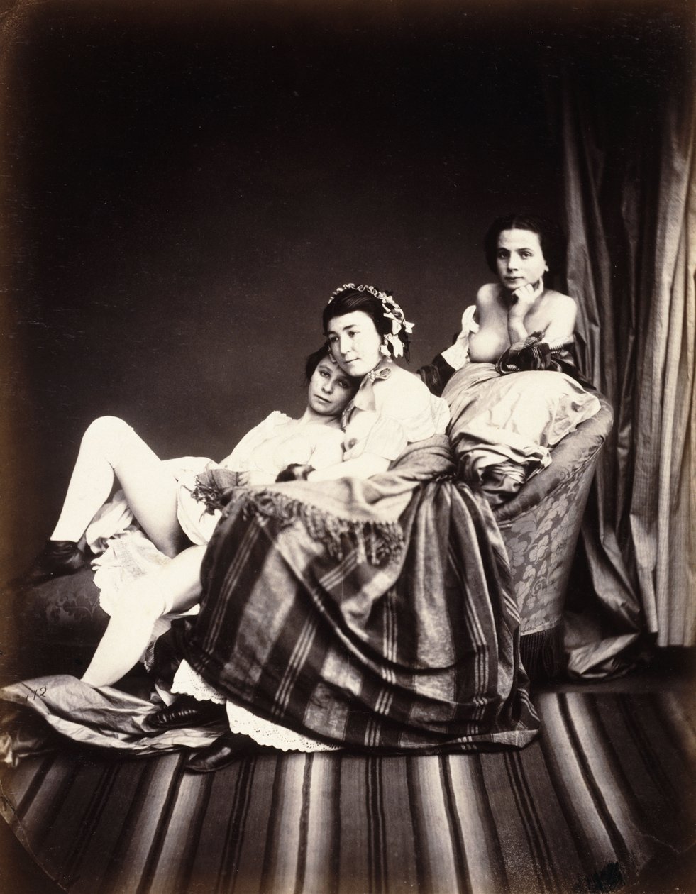 Três mulheres nuas em uma espreguiçadeira, c.1850 de Auguste Belloc