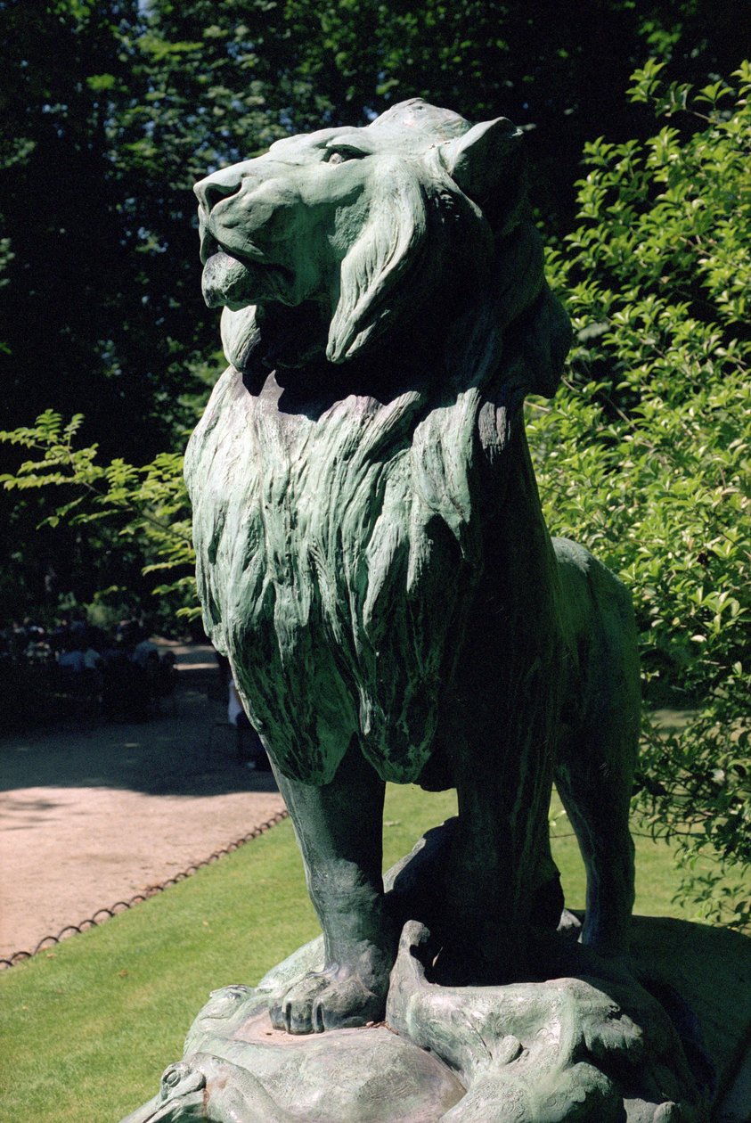 Leão núbio e sua presa, 1870 (bronze) (ver também 252665 e 252666) de Auguste Cain