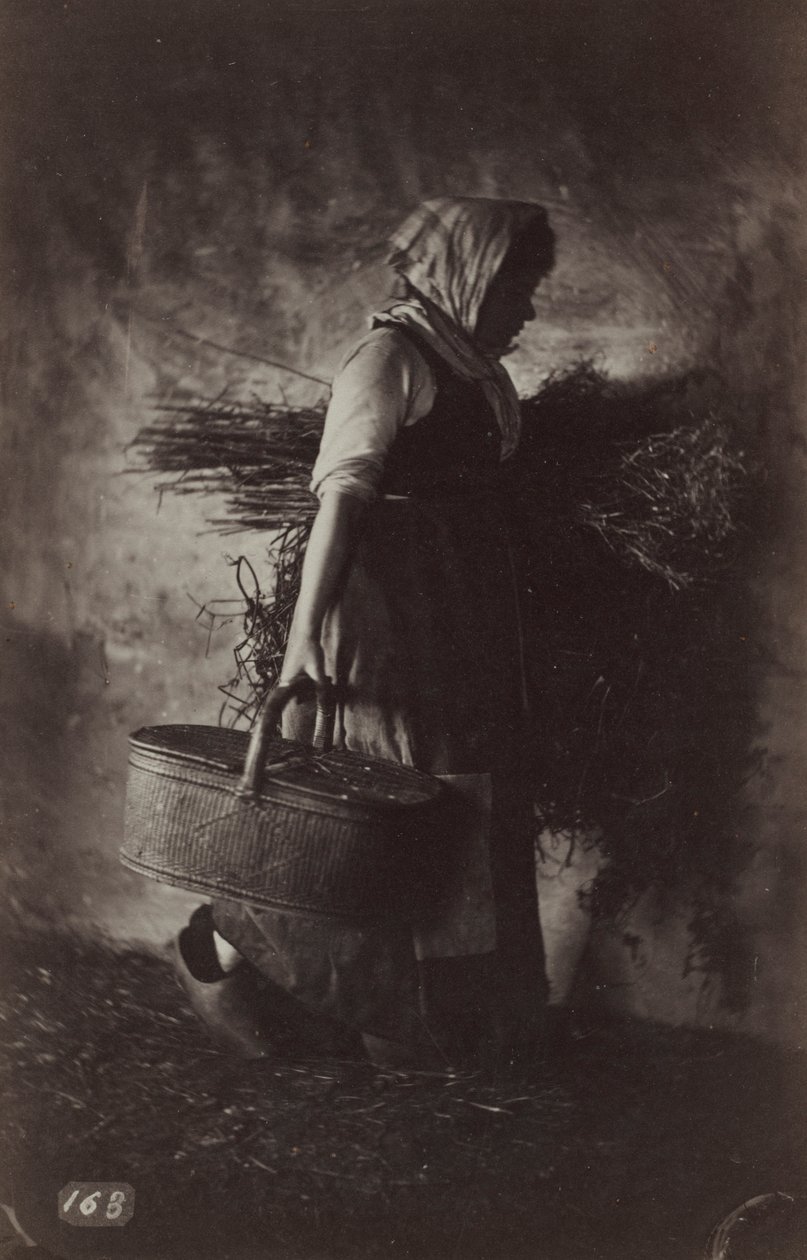 Camponesa carregando uma cesta e feno, c. 1870. de Auguste Giraudon