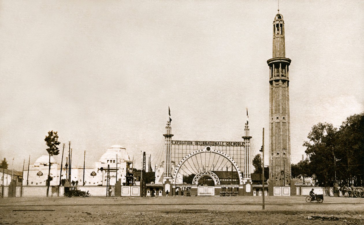 Grenoble (Isère, Delfinado): Exposição Internacional da Hulha Branca e do Turismo em 1925 - a entrada monumental e a Torre de Orientação (Torre Perret) - construídas pelos irmãos Auguste (1874-1954) e Gustave (1876-1952) Perret, com 95 metros de altura e de Auguste & Gustave (1876-1952) Perret