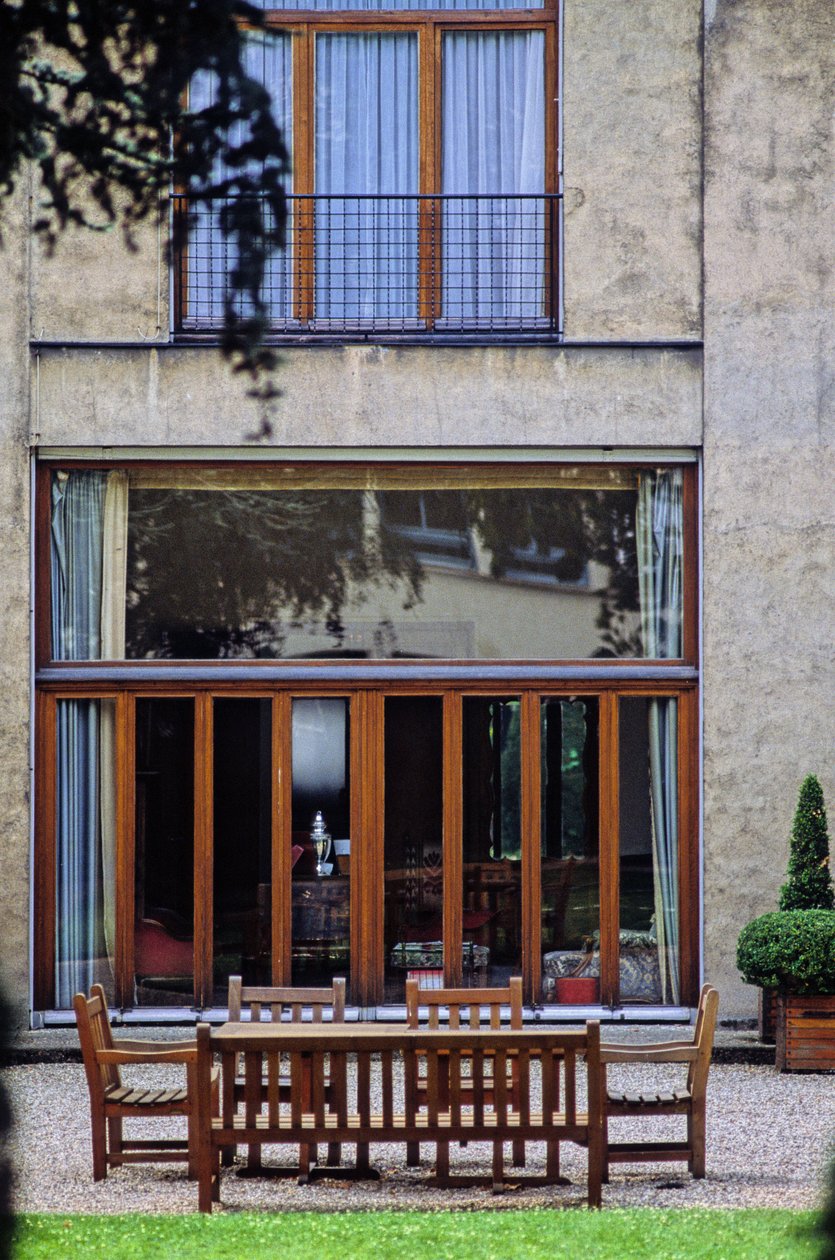 A casa Cassandre em Versailles (Les Yvelines). Construção 1924-1925, arquitectos Auguste (1874-1954) e Gustave (1876-1952) Perret. Construída para o desenhador de cartazes Jean Marie Mouron, conhecido como Cassandre, em betão armado e com uma grande obra de Auguste & Gustave (1876-1952) Perret