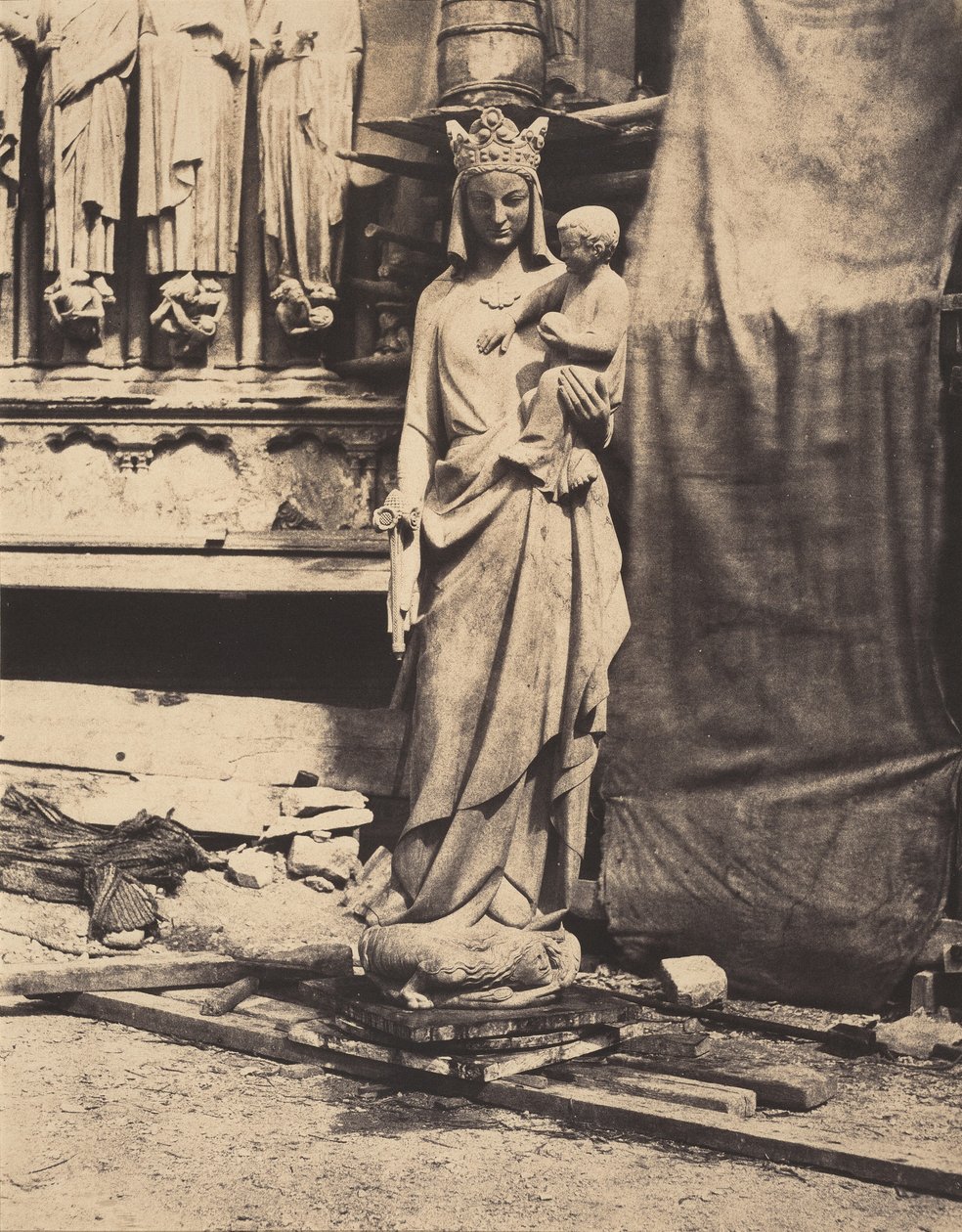 Madonna and Child esculpida por Geoffroy-Dechaume, local da Catedral de Notre-Dame, Paris (Madonna and Child, esculpida por Geoffroy-Dechaume, Catedral de Notre-Dame, Paris) de Auguste Mestral
