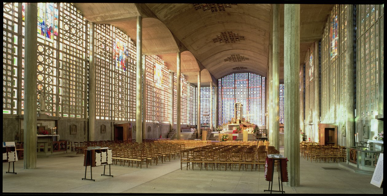 Vista interior da igreja de Auguste Perret