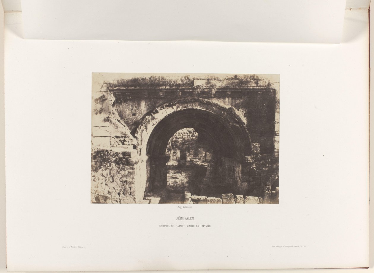 Arco de Santa Maria da Igreja dos Latinos, Jerusalém
Jerusalém. Portail de Sainte Marie la Grande (título sobre o objecto) de Auguste Salzmann