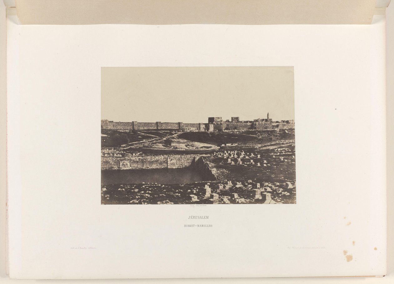 Bacia de Mamilla fora da Muralha da Cidade Velha de Jerusalém Jerusalém. Birket-Mamillah (título no objeto) de Auguste Salzmann