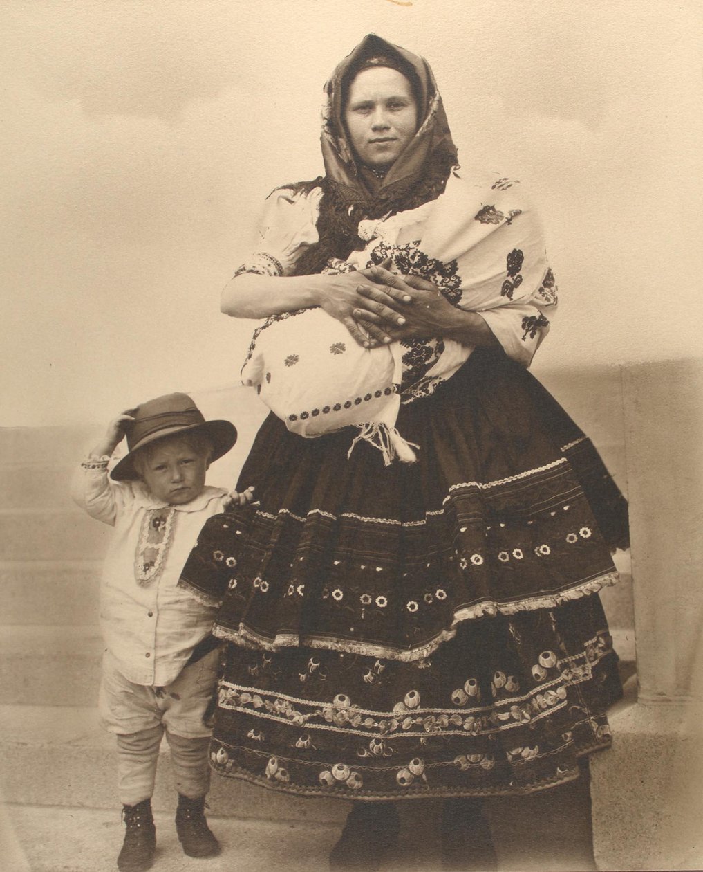 Mulher eslovaca e crianças, c.1910 de Augustus F. Sherman