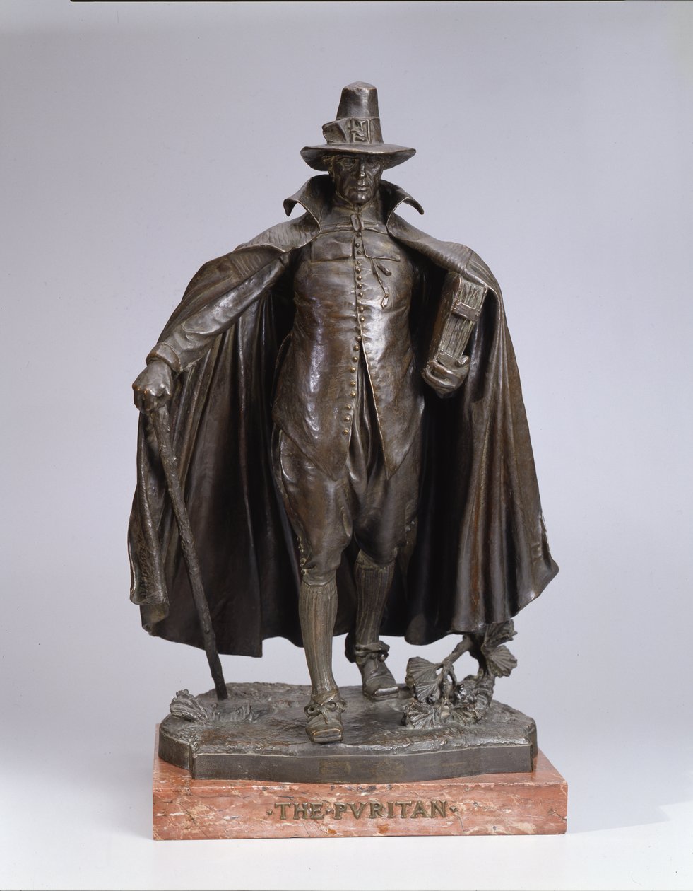 O puritano, fundido em 1899 (bronze sobre base de mármore italiano) de Augustus Saint Gaudens