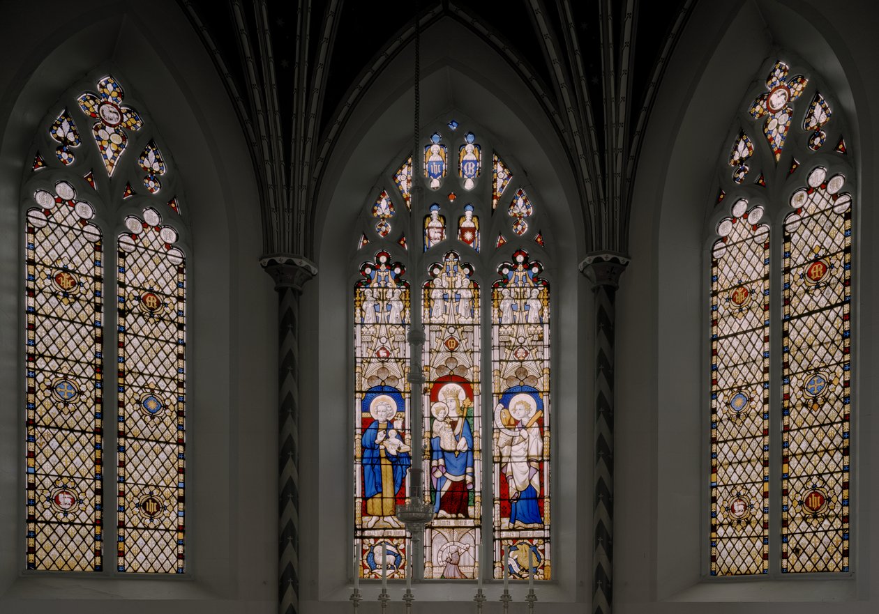 Abside janela com São João Batista, Virgem e Criança e São João Evangelista, 1841-1842 (vitrais) de Augustus Welby Northmore Pugin