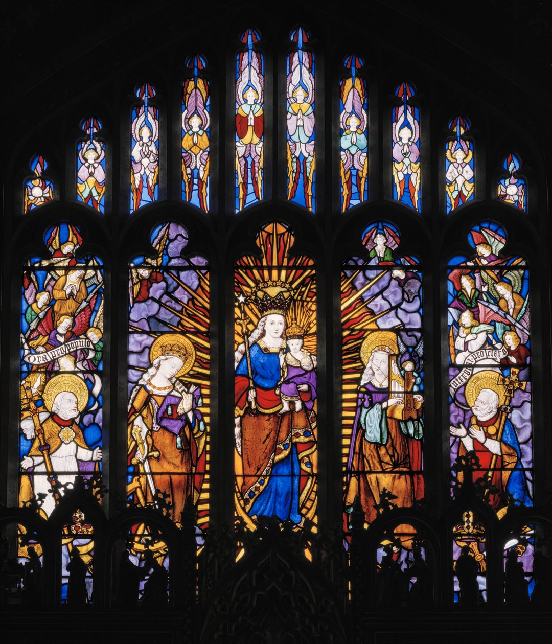 Janela central da abside, Virgin & Child with Saints, 1837 (vitral) de Augustus Welby Northmore Pugin