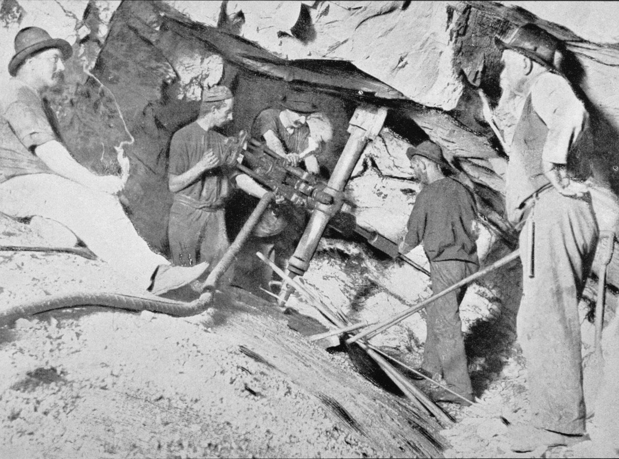 Gold Mining, Victoria, c.1900, de &39;Under the Southern Cross - Vislumbres da Austrália&39;, publicado em 1908 de Australian Photographer